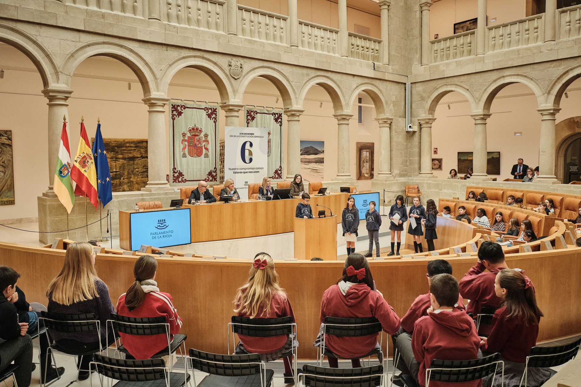 Escolares riojanos leen la Constitución en el Parlamento de La Rioja