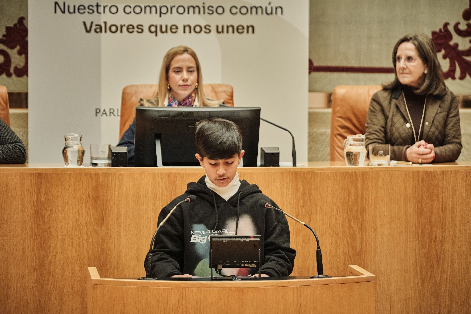 Escolares riojanos leen la Constitución en el Parlamento de La Rioja
