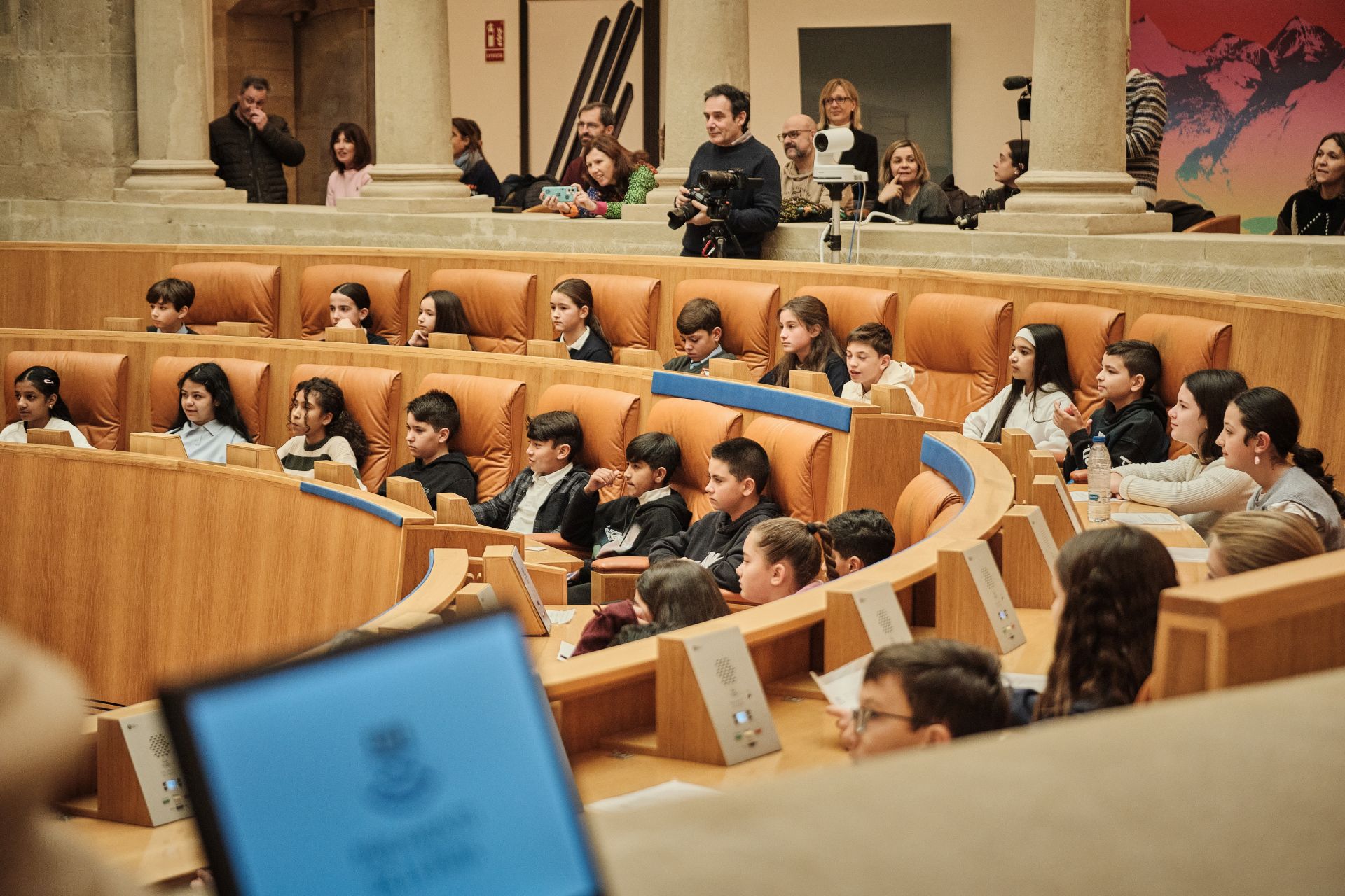 Escolares riojanos leen la Constitución en el Parlamento de La Rioja