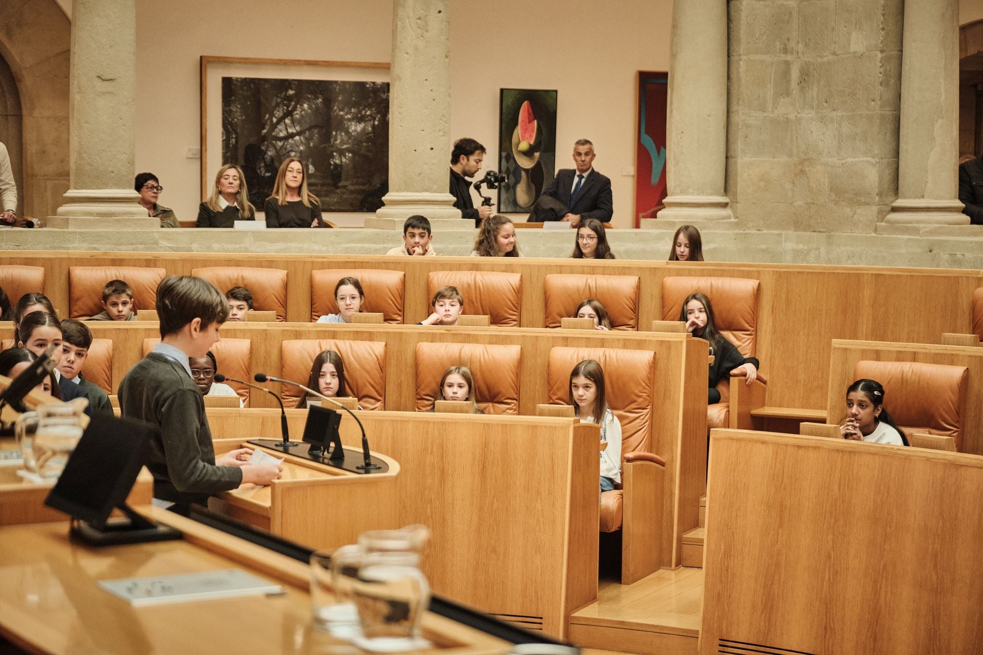 Escolares riojanos leen la Constitución en el Parlamento de La Rioja