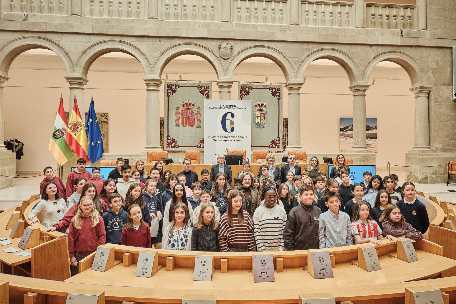Escolares riojanos leen la Constitución en el Parlamento de La Rioja