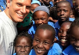 El exfutbolista Amavisca participa en la UR en una jornada de reconocimiento al trabajo de la Fundación Ramón Grosso