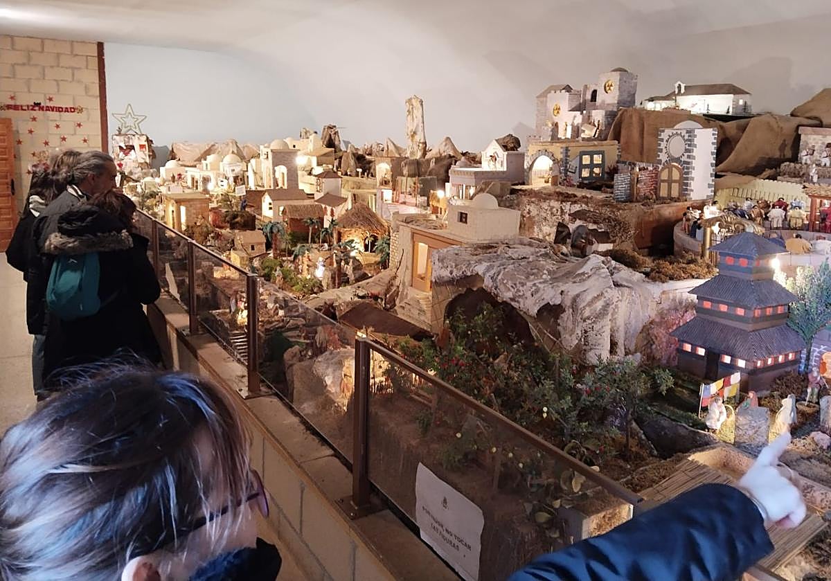 Una niña disfruta del belén mecánico de Sorzano el pasado domingo.