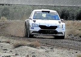 El Skoda Fabia Rally2 EVO de Javier Leyún y el copiloto Ion del Cid ganador del tramo de Aldeamueva y del Campeonato de Autona.