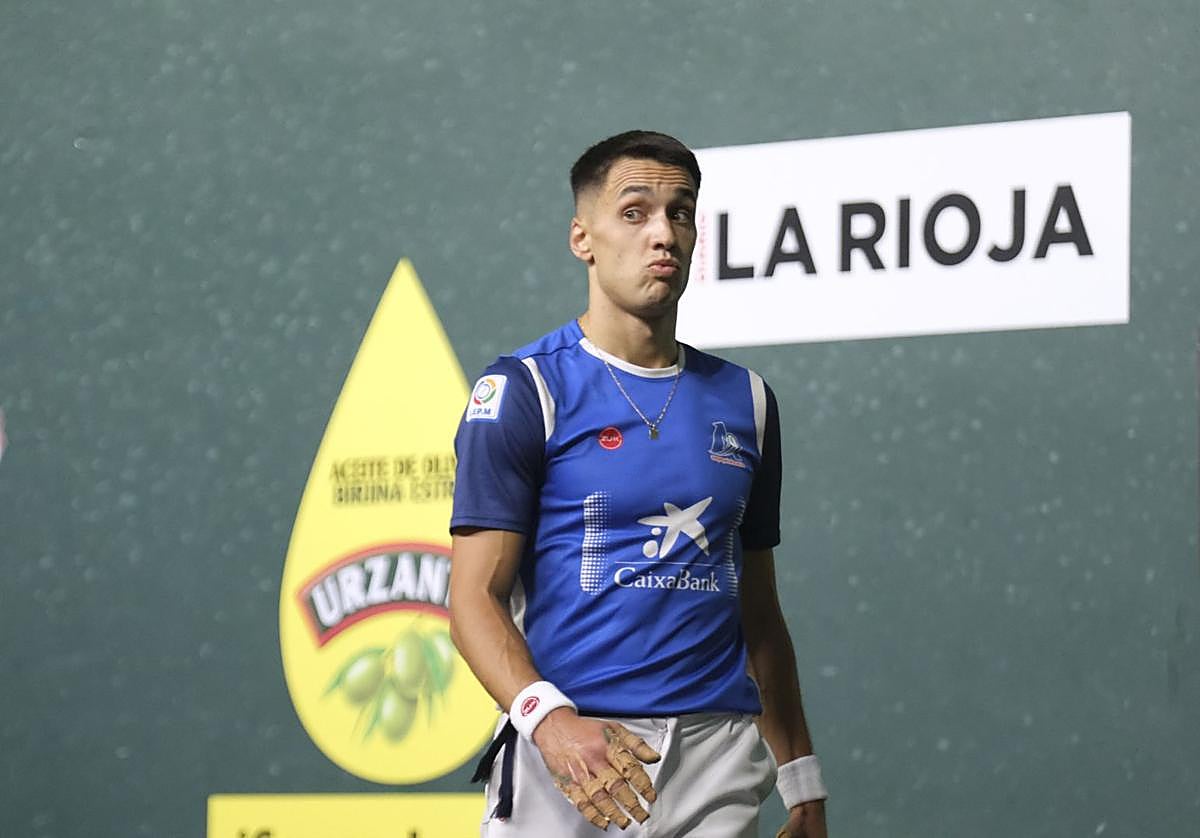 Zabala gesticula durante un partido.