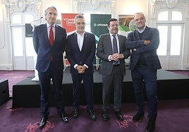 El exministro Íñigo de la Serna, el alcalde Escobar, el consejero Domínguez y el economista José Carlos Díez, este martes en Logroño.