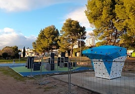 Nuevo rocódromo en el parque del Cidacos con la zona de parkour al fondo.