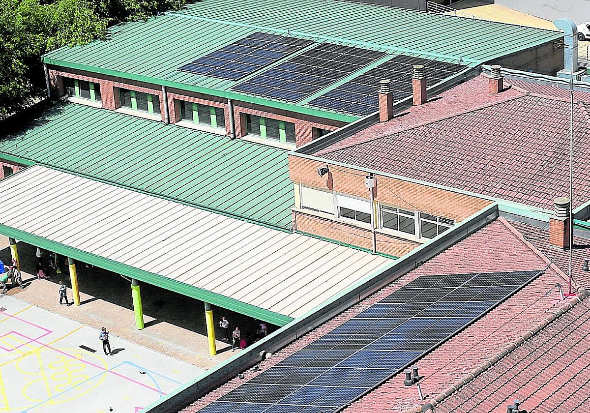 Instalación de paneles solares en un centro educativo de Logroño.