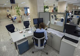 Una empleada pública, en su puesto de trabajo