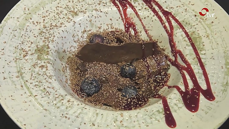 Txebiko nos hace ganache de chocolate con bizcocho y frutos rojos