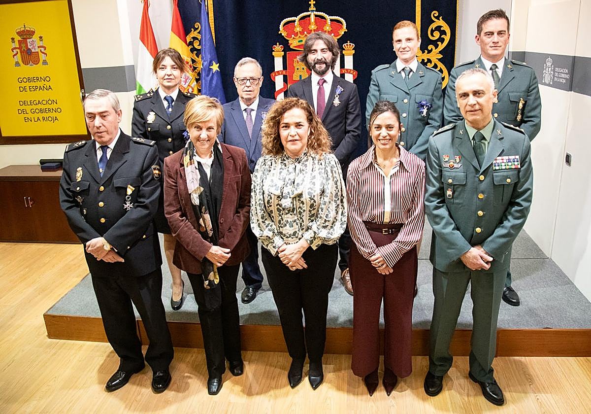 Los condecorados ayer junto a la delegada del Gobierno, Beatriz Arraiz, y otras autoridades.