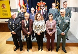 Los condecorados ayer junto a la delegada del Gobierno, Beatriz Arraiz, y otras autoridades.