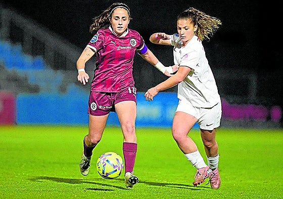 Isina conduce el balón durante el partido contra el Madrid CFF.