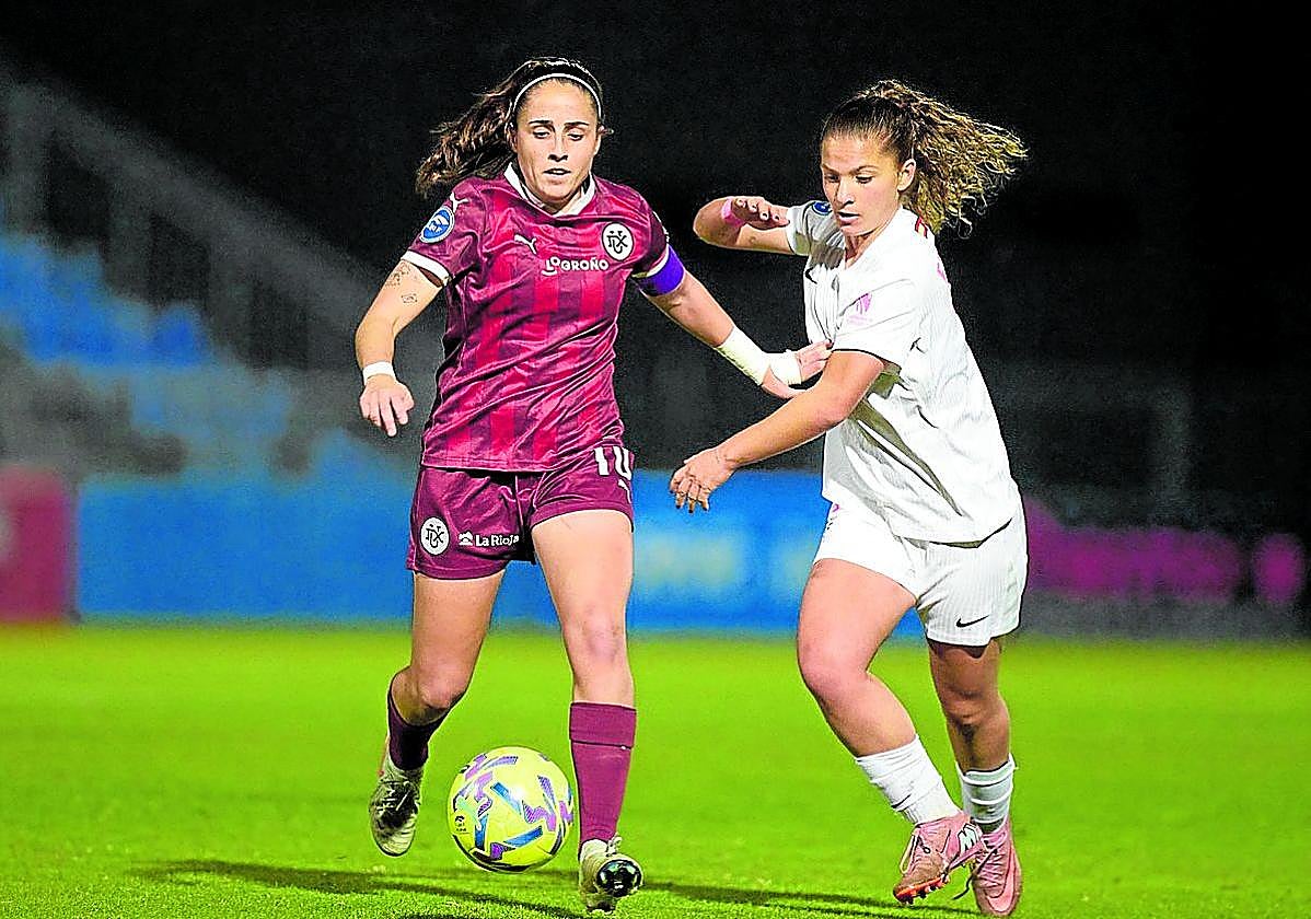 Isina conduce el balón durante el partido contra el Madrid CFF.