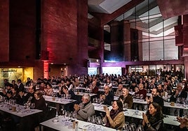 El público aplaude una de las intervenciones de los invitados al evento.