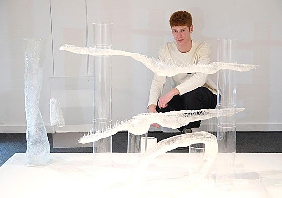 Álvaro Morón (Logroño, 2005) posa junto a su obra, en la sala pequeña de exposiciones de la Esdir.