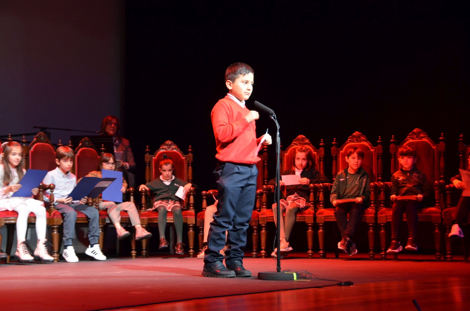 La lectura de los escolares de los artículos más destacados de la Constitución