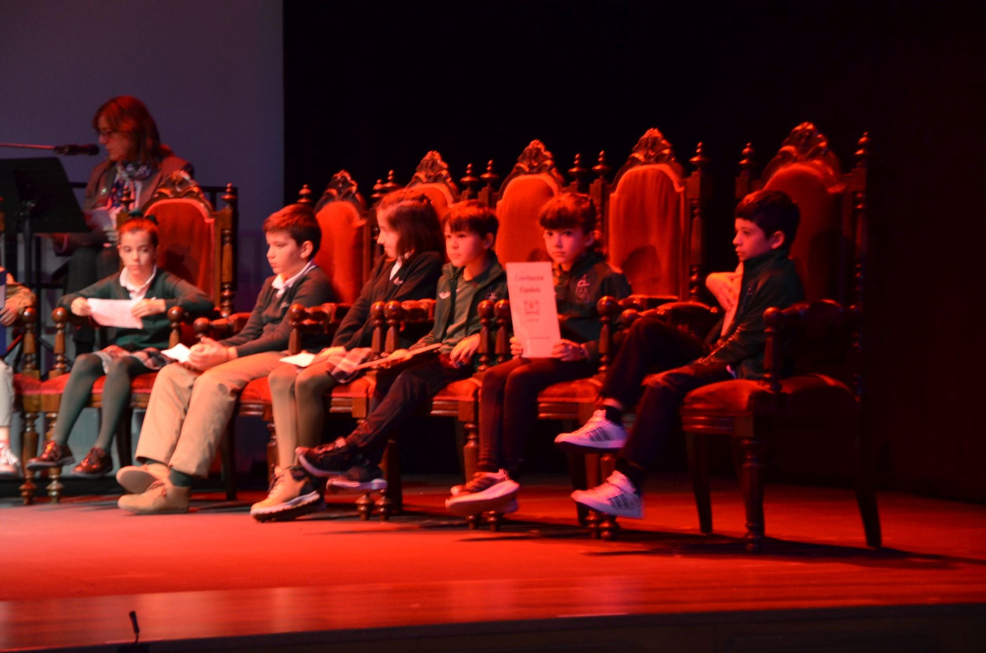 La lectura de los escolares de los artículos más destacados de la Constitución