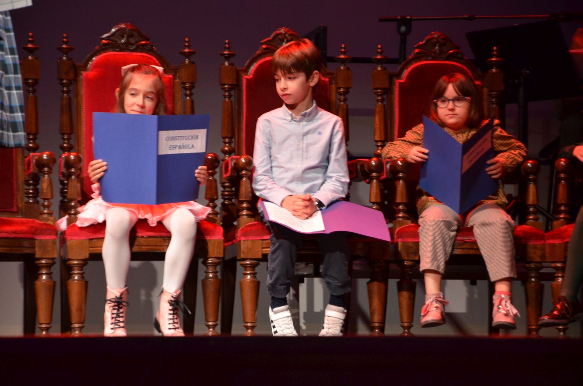 La lectura de los escolares de los artículos más destacados de la Constitución