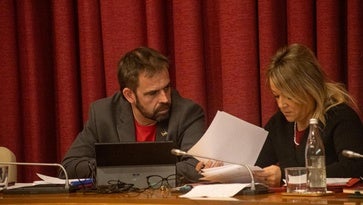 Iván Reinares y Beatriz Nalda, en un momento del pleno.
