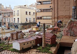 Los voluntarios ultimaban este jueves el montaje del Belén municipal.