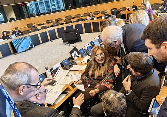 Esther Herranz, felicitada por sus compañeros tras el acuerdo.