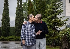 Begoña y Carmen pasean por el jardín de la residencia Seniors La Estrella de Logroño.