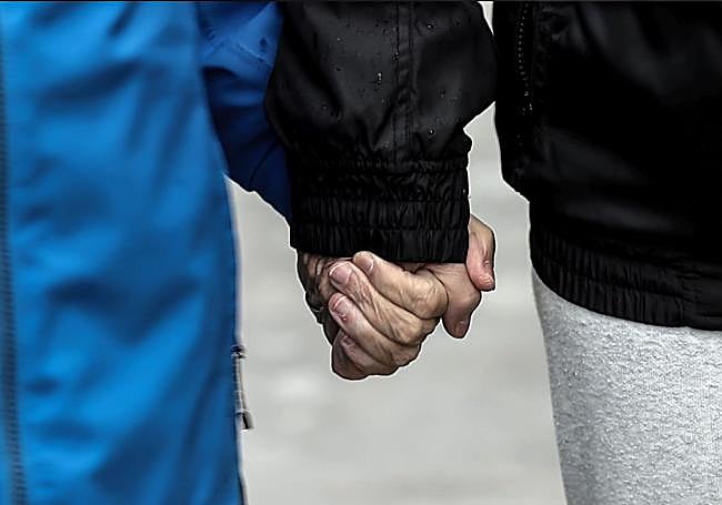 Begoña y Carmen pasean agarradas de la mano.