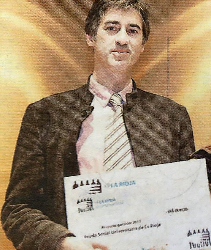 Imagen secundaria 2 - Voluntarios en el curso 2024-2025 de ASUR, que mantuvo su labor en la pandemia. Sobre estas líneas, Carlos Villar Flor, con el premio 'Alma Solidaria' de Diario LA RIOJA.