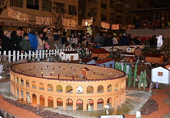 Coliseo romano, en el belén municipal, que este viernes fue visitado por numeroso público.