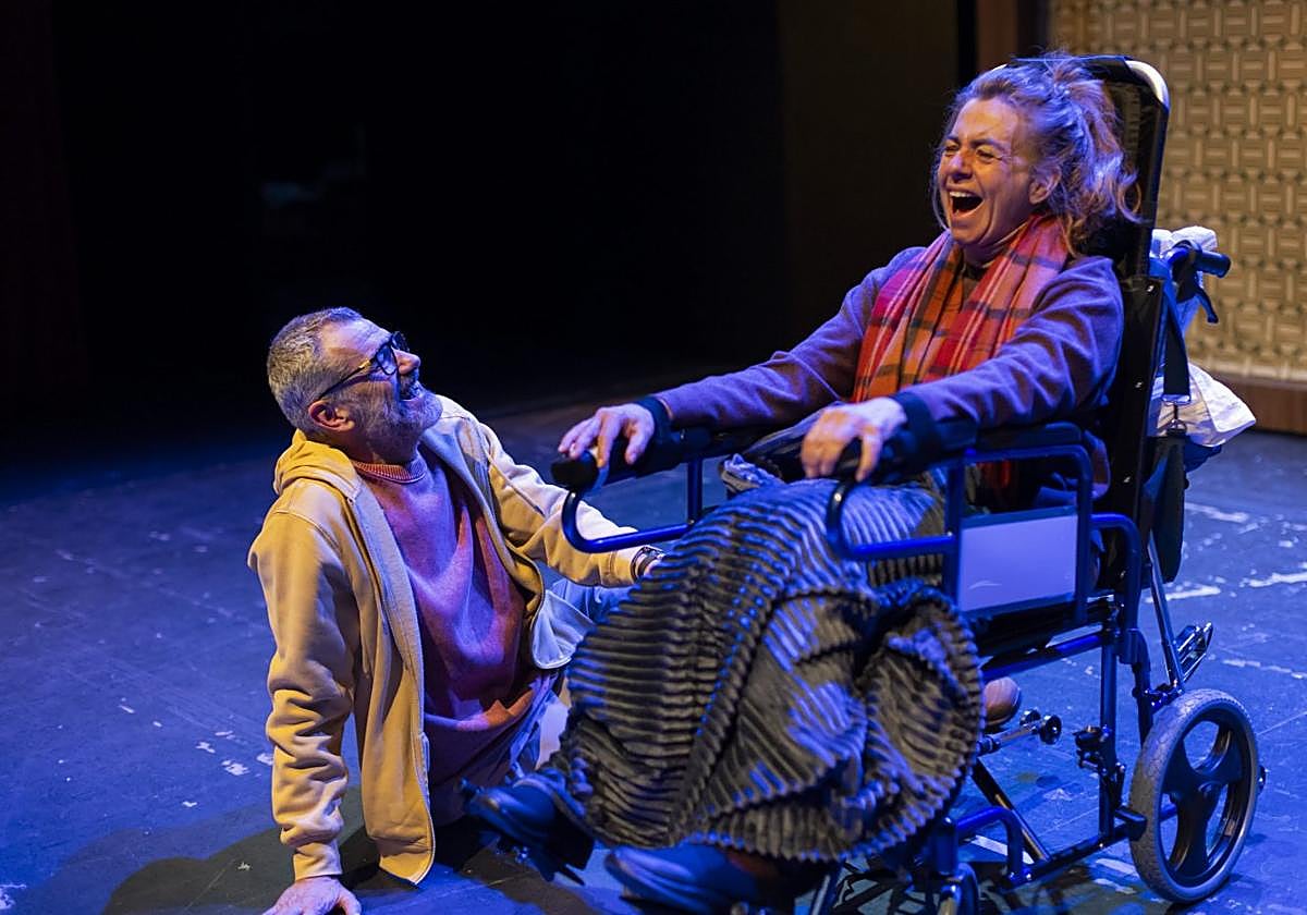 Toni Cantó y Lola Baldrich, en una escena de 'Parejas imperfectas'.