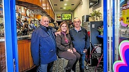 El fundador del California, Orlando Maestro padre, y los actuales responsables, Cristina Bajo y Orlando Maestro hijo.