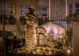 El Picuezo y la Picueza, con la portada de San Bartolomé, que hace las veces de portal en el belén logroñés, al fondo.