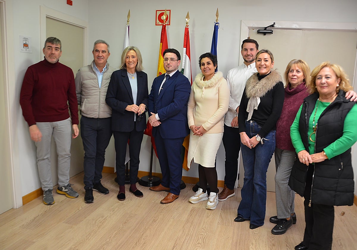 El concejal de Hacienda, Mario Nafría, junto a la alcaldesa; Mónica Arceiz, y el resto del equipo de Gobierno.