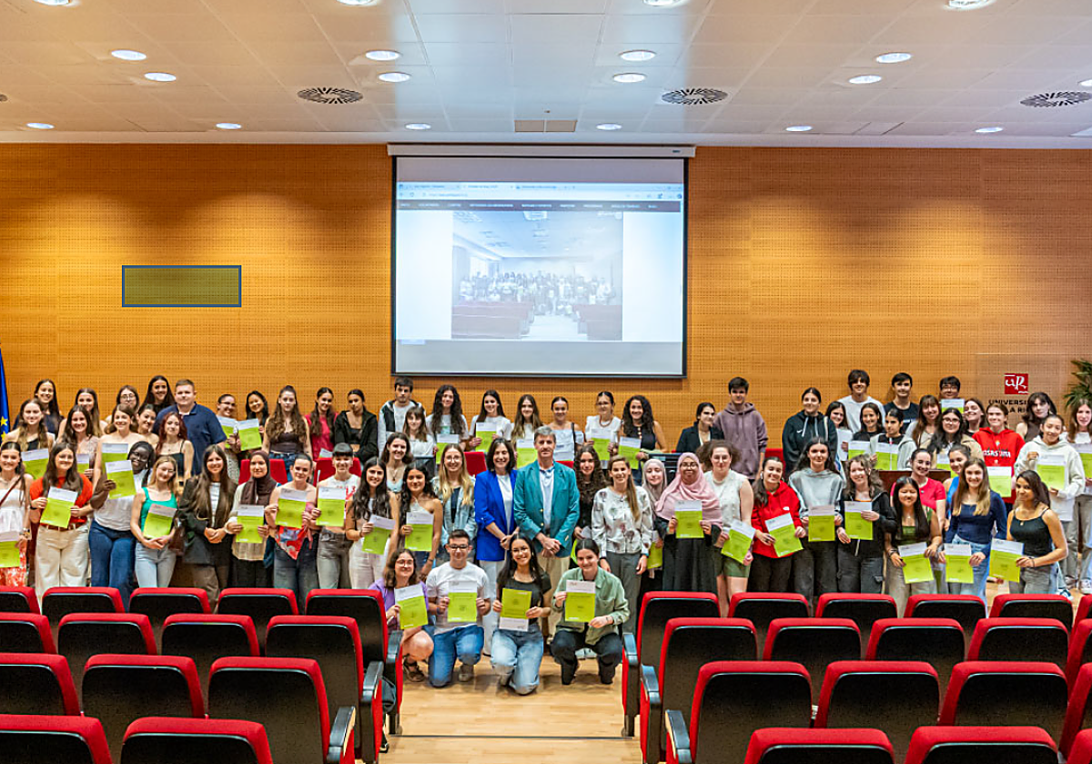 Imagen principal - Voluntarios en el curso 2024-2025 de ASUR, que mantuvo su labor en la pandemia. Sobre estas líneas, Carlos Villar Flor, con el premio 'Alma Solidaria' de Diario LA RIOJA.