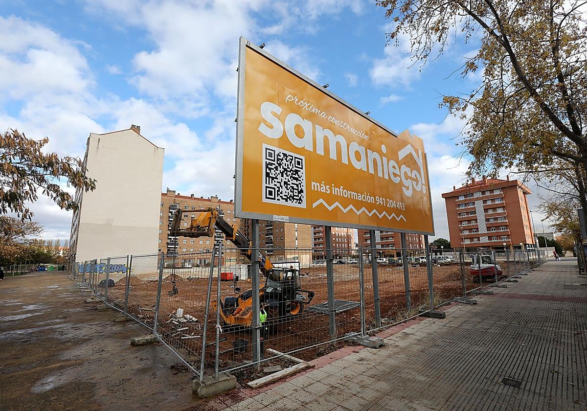 Vallado y maquinaria de trabajo en la parcela de La Cava propiedad de Samaniego que empezará las obras a principios de 2026.