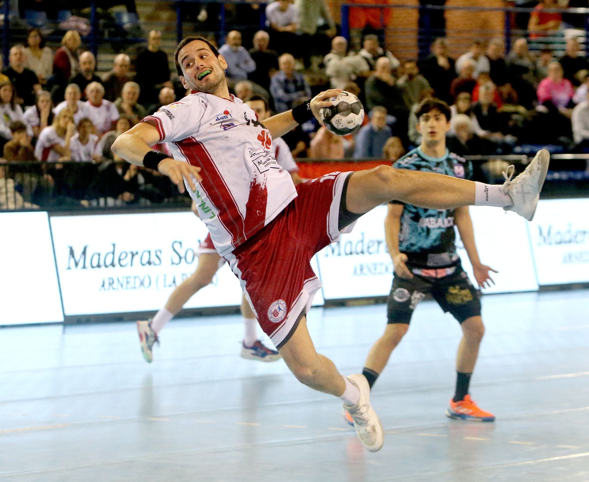 Álvaro Martínez prepara el brazo antes de marcar uno de sus siete goles.