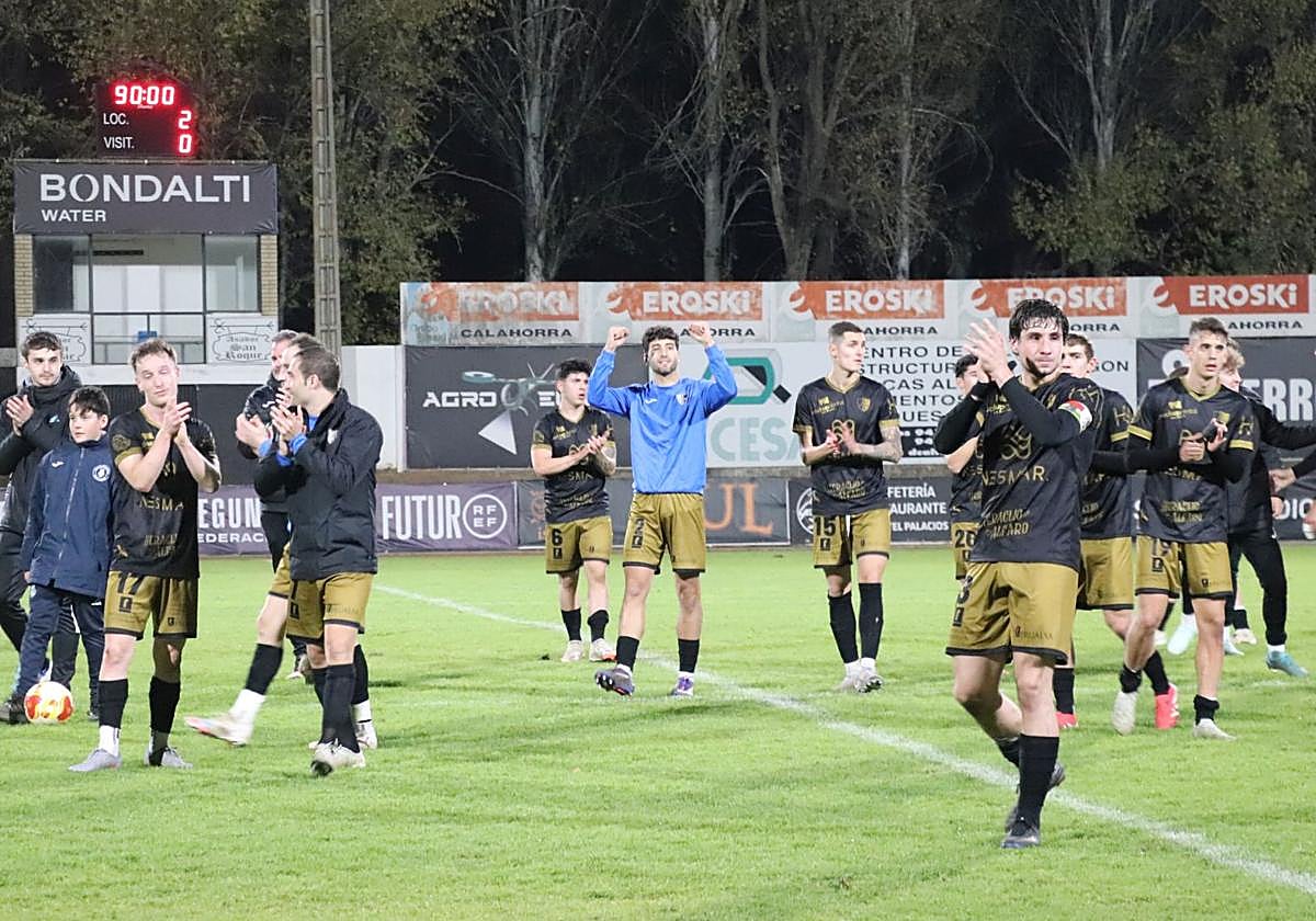 Los jugadores del Alfaro aplauden a sus seguidores.