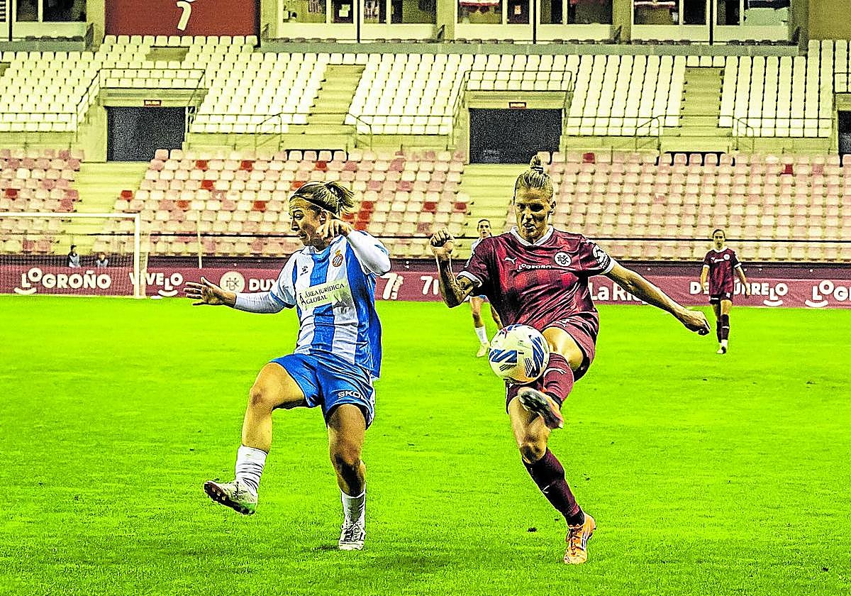 Annelie, una de las jugadoras con pasado armero, con el balón durante el partido contra el Espanyol en Las Gaunas.