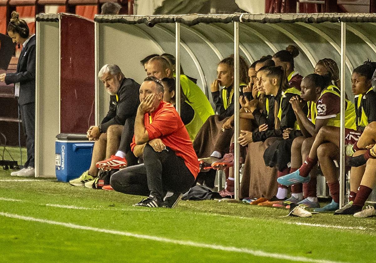 Héctor Blanco, delante de su banquillo en Las Gaunas.