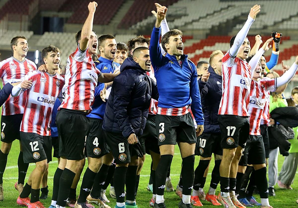 Los jugadores de la SD Logroñés celebran la victoria.