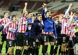 Los jugadores de la SD Logroñés celebran la victoria.