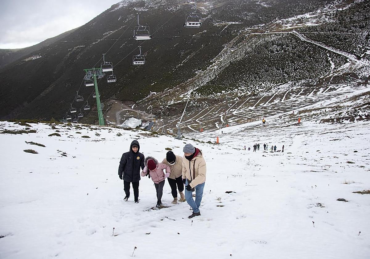 Un grupo de personas disfruta de la nieve en la estación de Valdezcaray.