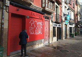 Un hombre camina junto al bar Falstaff, donde se ha producido el desplome del techo en la madrugada de este domingo.