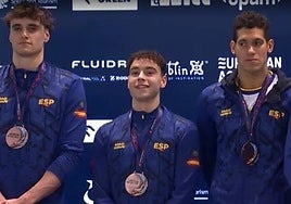 Iván Martínez Sota, segundo por la izquierda, con la medalla al cuello.