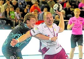 Josip Zaja, en un momento del partido ante el Ademar.