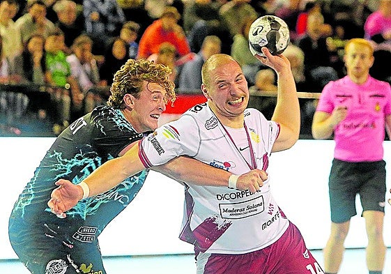 Josip Zaja, en un momento del partido ante el Ademar.