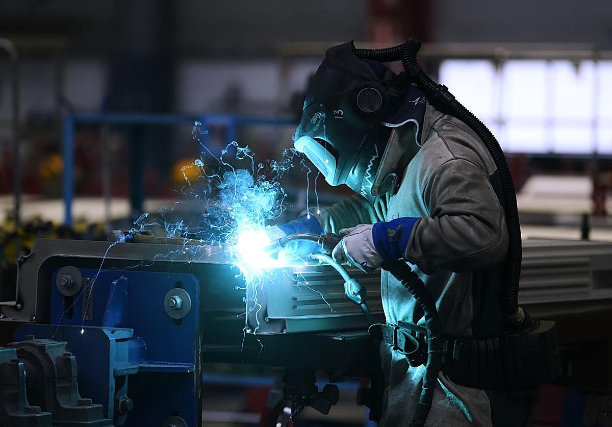 Un trabajador de una fábrica, en pleno desarrollo de su actividad industrial.
