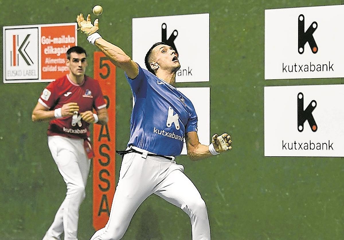 Zabala se dispone a golpear la pelota ante la mirada de Ezkurdia.