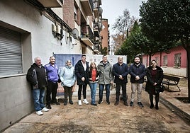 Un grupo de vecinos, con el arquitecto, los constructores y el concejal, junto al espacio donde se ubicará el ascensor exterior de La Estrella.